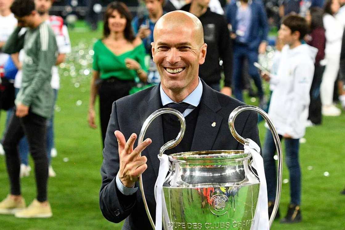 Zidane with the Champions League trophy after they beat Liverpool