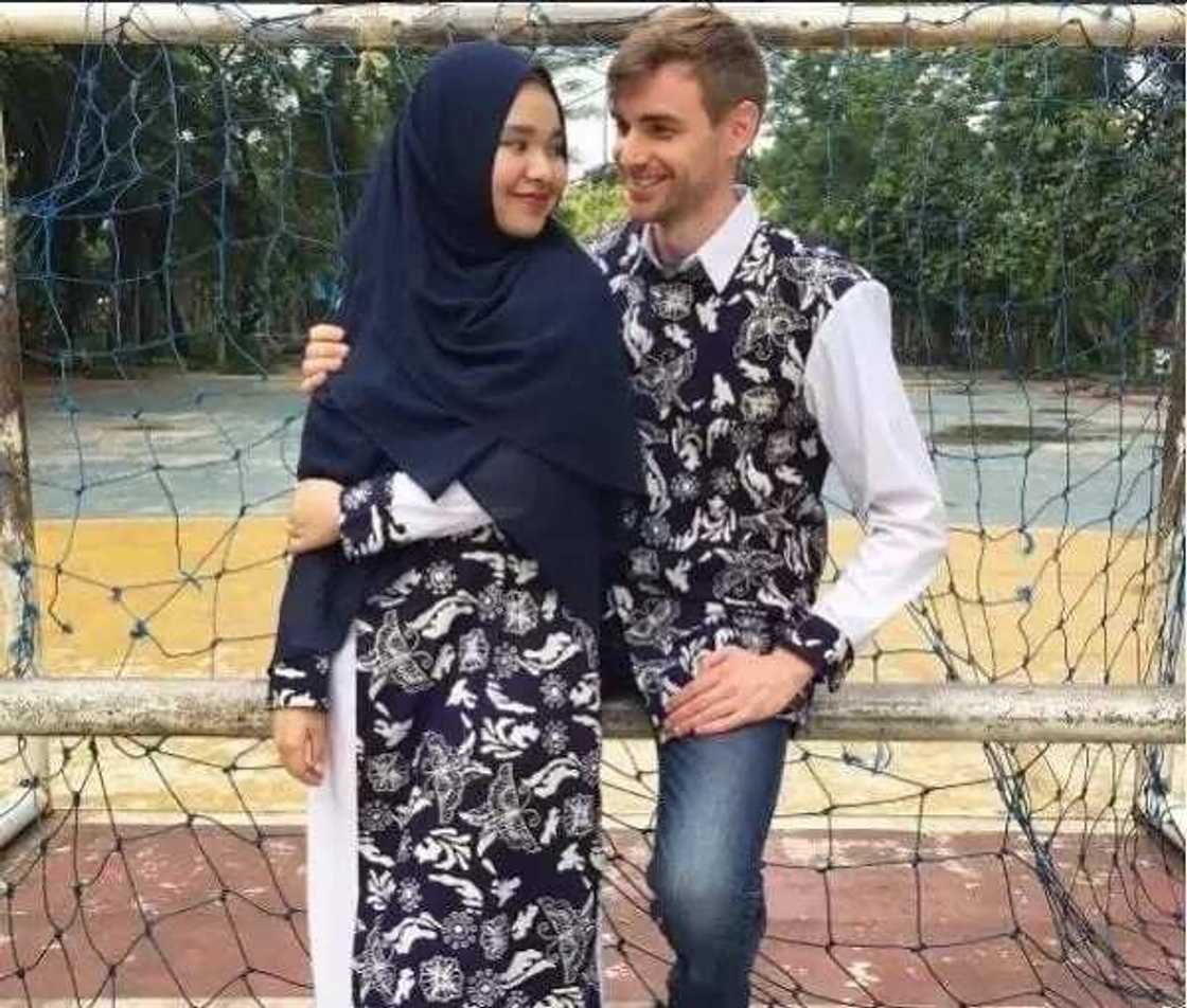 Bature ya Musulunta sanadiyar soyayya da Musulma kuma a karshe an shafa Fatiha Bature ya Musulunta sanadiyar soyayya da Musulma kuma a karshe an shafa Fatiha