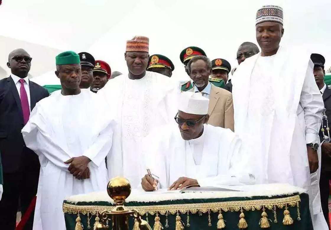 Kawunan 'yan majalisu ya rarrabu akan shugaba Buhari Kawunan 'yan majalisu ya rarrabu akan shugaba Buhari