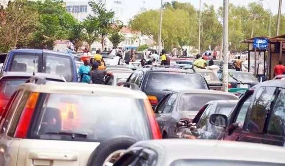 Ana cigaba da fama da wahalar man fetur a wasu sashen Najeriya Ana cigaba da fama da wahalar man fetur a wasu sashen Najeriya