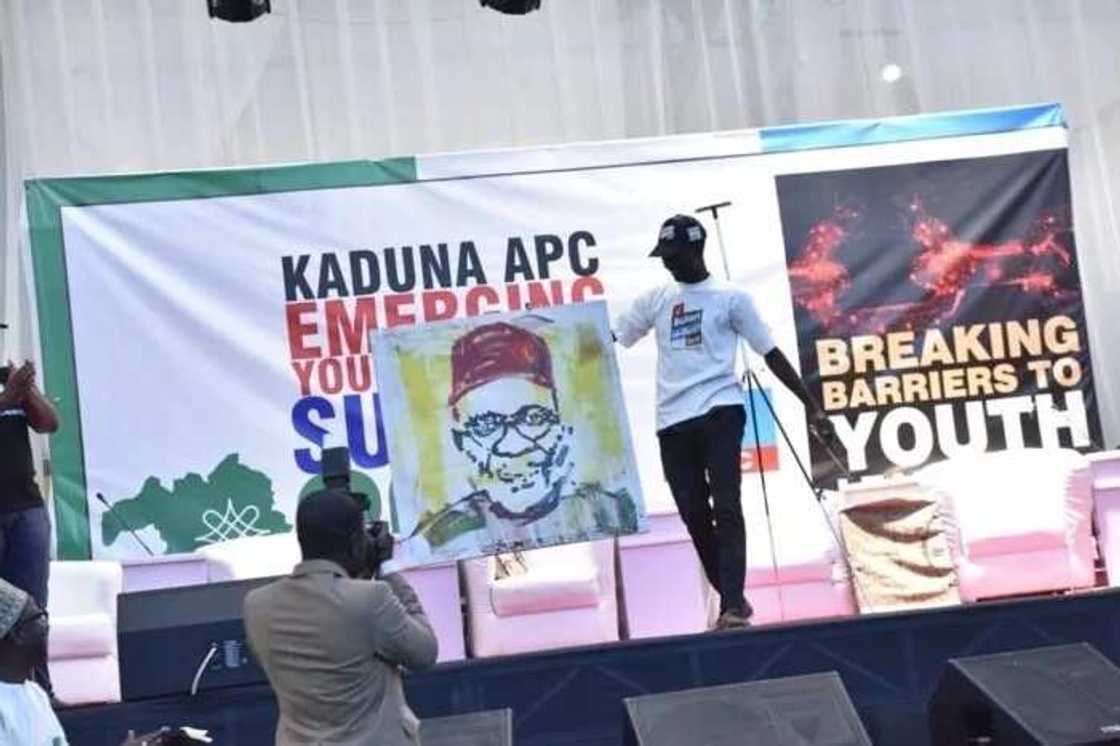 An sayi hoton El-Rufa’i da wani dalibi ya zana cikin minti biyu a kan miliyan N2m An sayi hoton El-Rufa’i da wani dalibi ya zana cikin minti biyu a kan miliyan N2m