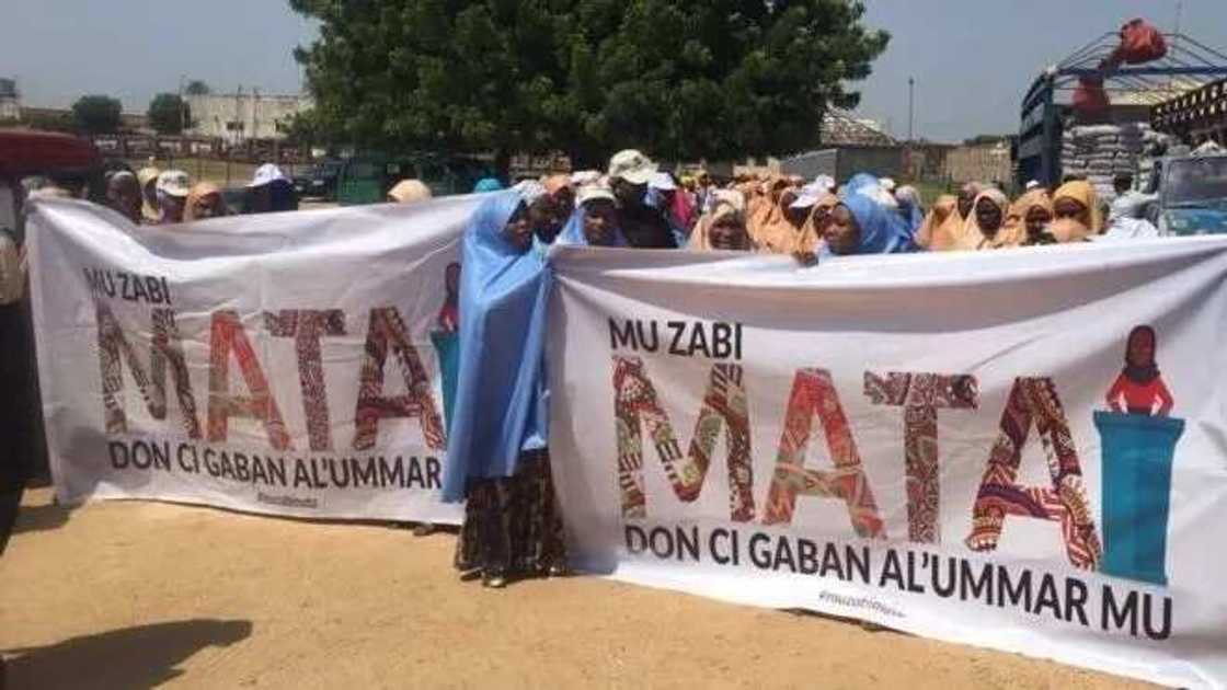 Mata sun yi gangami game da shigar su harkar siyasa a Kano (hotuna) Mata sun yi gangami game da shigar su harkar siyasa a Kano (hotuna)