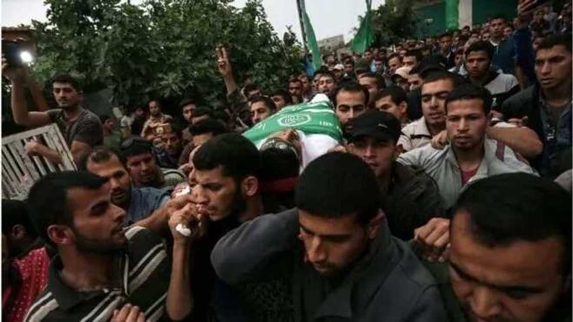 Cikin hawaye da alhini: An yi jana’izar Faladinawa fiye da 50 da Sojin Isra’ila suka yiwa kisan gilla (Hotuna) Cikin hawaye da alhini: An yi jana’izar Faladinawa fiye da 50 da Sojin Isra’ila suka yiwa kisan gilla (Hotuna)