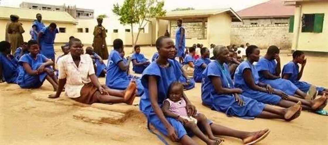 Akwai yiwuwar fursunoni za suyi zabe a 2019 - INEC Akwai yiwuwar fursunoni za suyi zabe a 2019 - INEC