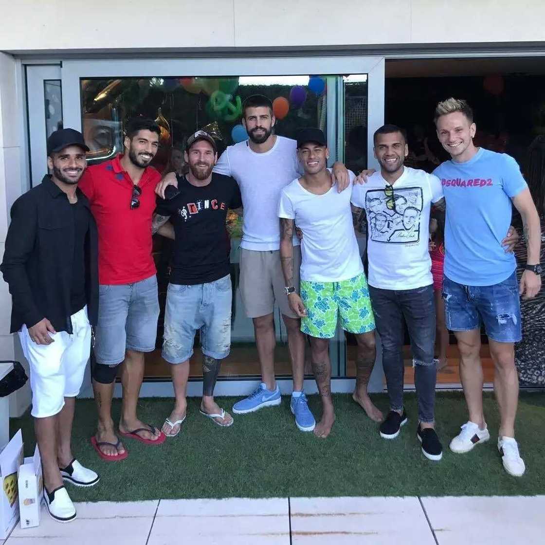 Neymar links up with former Barcelona teammates (photos) Neymar links up with former Barcelona teammates (photos)
