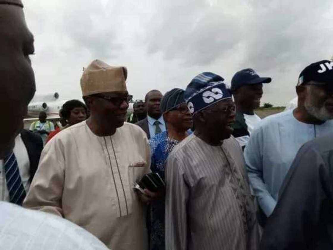 Hotuna: Tinubu ya hadu da Atiku a filin jirgin sama na Akure