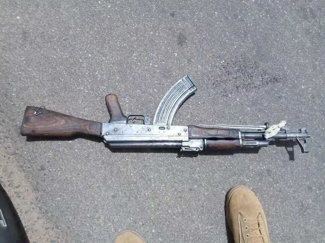 Ba makiyaya bane: Sojoji sun bankaɗo wasu yan bindiga a Filato, sun ƙwace makamai a hannunsu Ba makiyaya bane: Sojoji sun bankaɗo wasu yan bindiga a Filato, sun ƙwace makamai a hannunsu