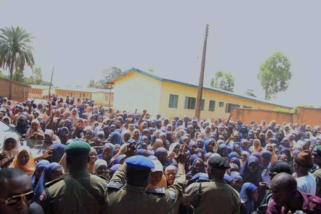 Labari cikin hotuna: Gwamna Nasir El-Rufa'i ya yi wa daliban wata makaranta bajinta Labari cikin hotuna: Gwamna Nasir El-Rufa'i ya yi wa daliban wata makaranta bajinta