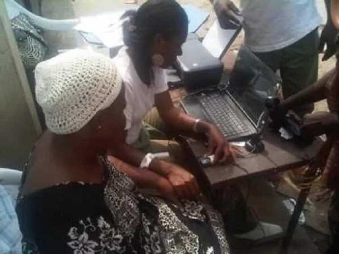 Zaben 2019: INEC zata fara raba katin zabe na din-din-din Zaben 2019: INEC zata fara raba katin zabe na din-din-din