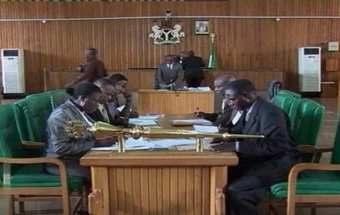 Yanzu Yanzu: Majalisar dokokin jihar Edo ta rantsar da sabon mataimakin kakakinta Yanzu Yanzu: Majalisar dokokin jihar Edo ta rantsar da sabon mataimakin kakakinta