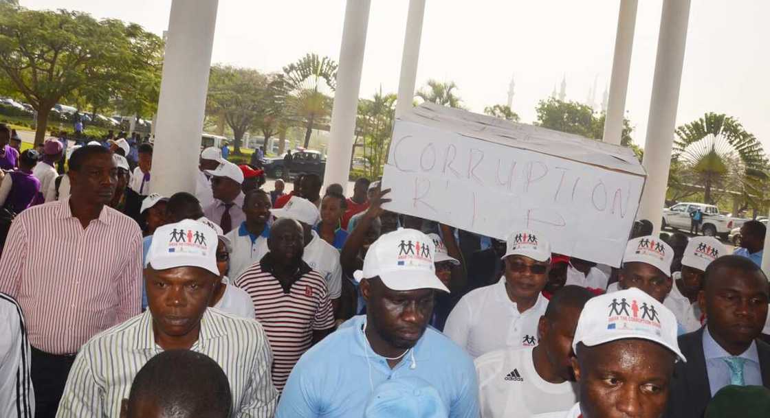 (PHOTOS): Angry Youths Make Coffin For Corruption In Nigeria (PHOTOS): Angry Youths Make Coffin For Corruption In Nigeria