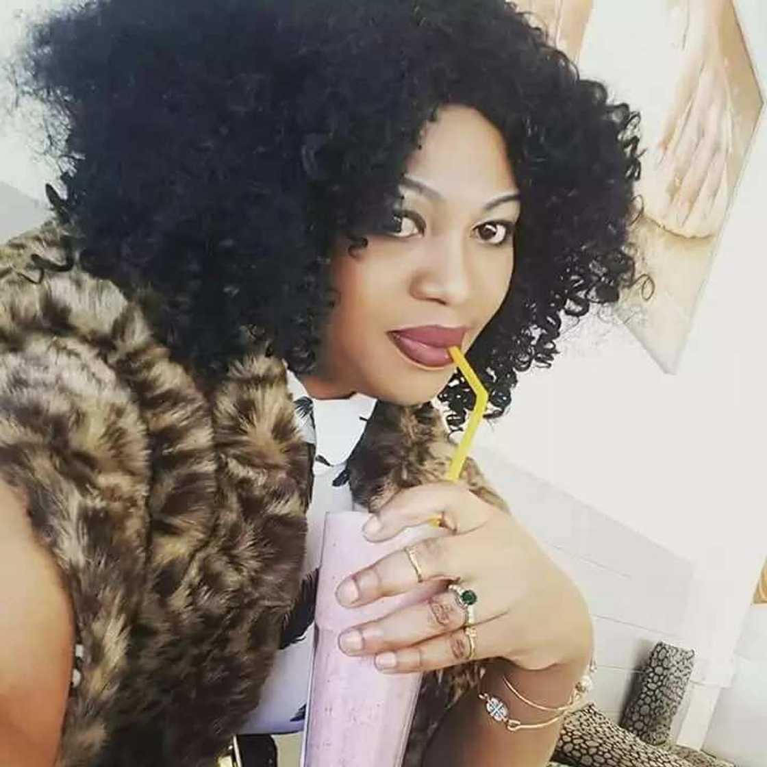I'm too beautiful to do house chores - Lopex Morrissa Escandell I'm too beautiful to do house chores - Lopex Morrissa Escandell