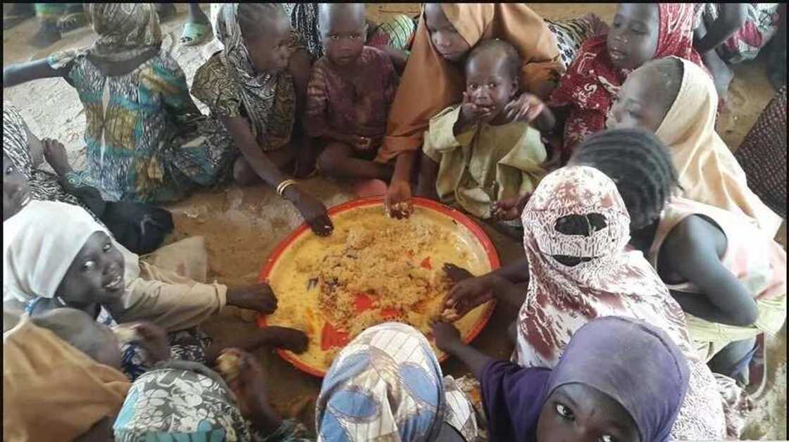 Sai sojoji da dakarun CJTF sun yi lalata da mu kafin sun bamu isashen abinci – Masu gudun hijira sun rubutawa Buhari wasika