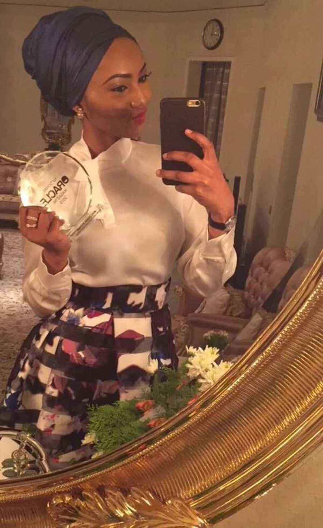 Zahra Buhari Receives Award Zahra Buhari Receives Award