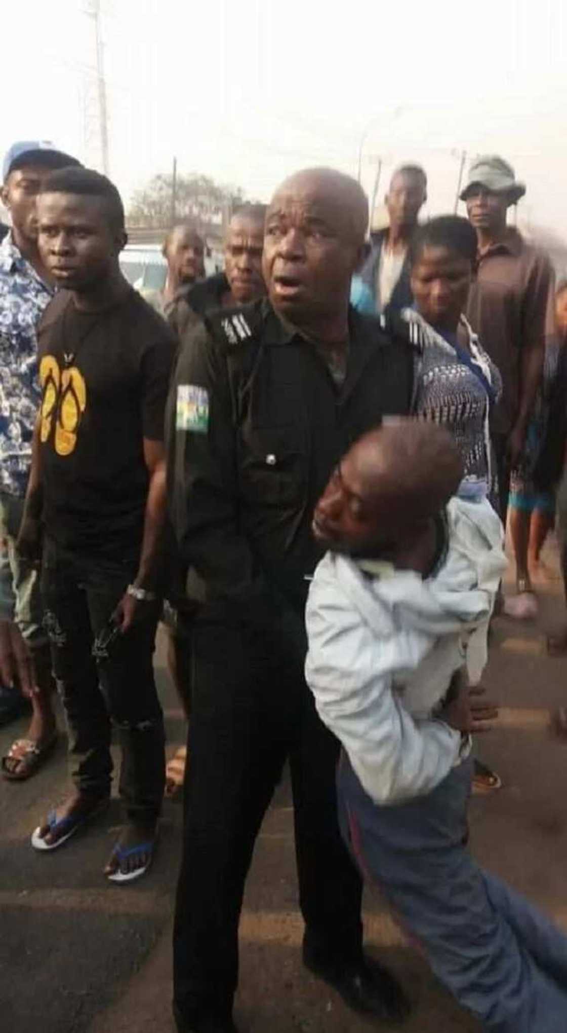 Wani Dansa ya kira ruwa bashi da lema a yayin taƙaddama tsakaninsa da Dan Achaba Wani Dansa ya kira ruwa bashi da lema a yayin taƙaddama tsakaninsa da Dan Achaba