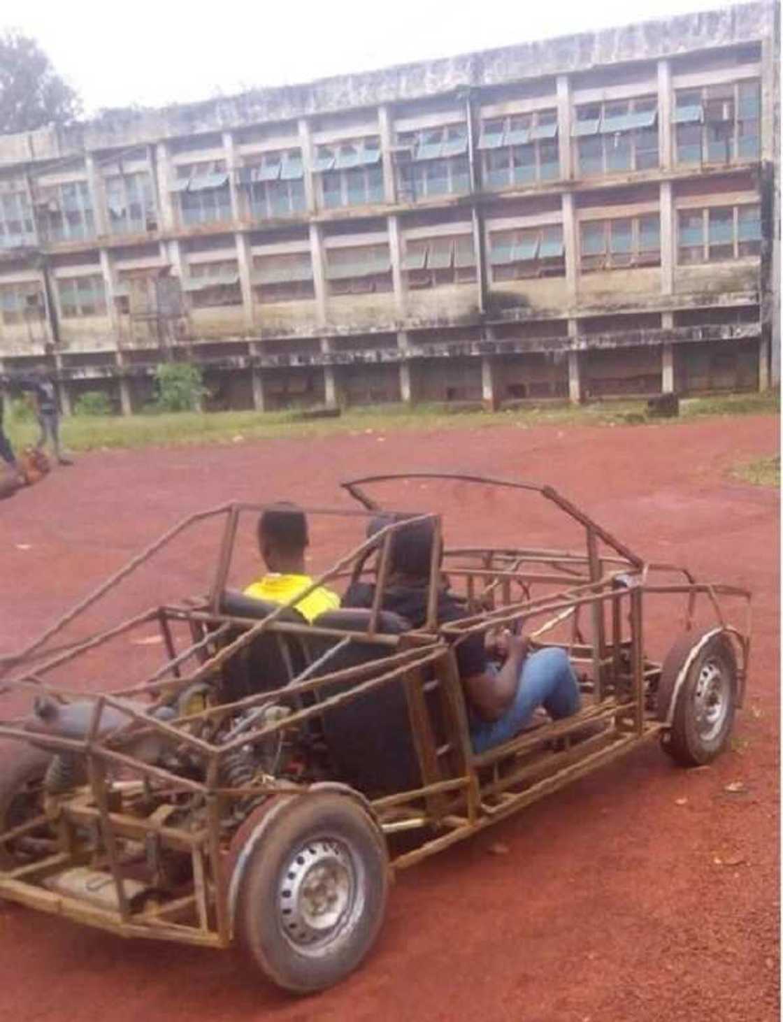 Dalibin Najeriya ya fara zuwa makaranta a motar da ya kera, hotuna Dalibin Najeriya ya fara zuwa makaranta a motar da ya kera, hotuna