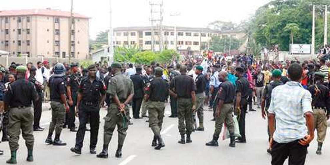 'Yan Bindiga Sun Sace Mutum 6 Yayin Da Suka Afkawa Wasu Gidaje a Abuja 'Yan Bindiga Sun Sace Mutum 6 Yayin Da Suka Afkawa Wasu Gidaje a Abuja