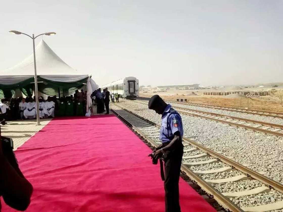 Labari cikin hotuna: Shugaba Buhari ya shiga jirgin kasa tare da Gwamna El-Rufai Labari cikin hotuna: Shugaba Buhari ya shiga jirgin kasa tare da Gwamna El-Rufai