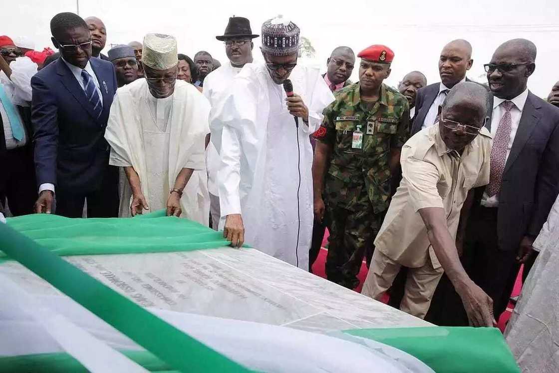 Shugaban kasa ya kaddamar da ayyuka a jihar Edo (Hoto) Shugaban kasa ya kaddamar da ayyuka a jihar Edo (Hoto)