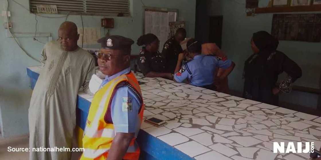 Cakwakiyar aure: ‘Yan sanda sun cafke iyaye da ‘yan uwan wata amarya da taki tarewa gidan ango Cakwakiyar aure: ‘Yan sanda sun cafke iyaye da ‘yan uwan wata amarya da taki tarewa gidan ango