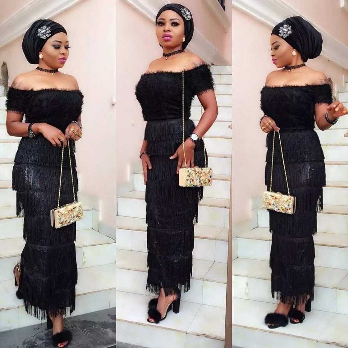 Skirt with layered fringe throughout its entire length Skirt with layered fringe throughout its entire length