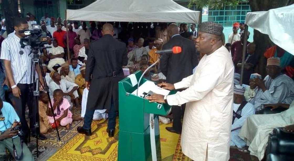 Gwamnan jihar Enugu ya kai ma Musulmai ziyara a Masallaci ya nemi ayi ma Buhari addua Gwamnan jihar Enugu ya kai ma Musulmai ziyara a Masallaci ya nemi ayi ma Buhari addua