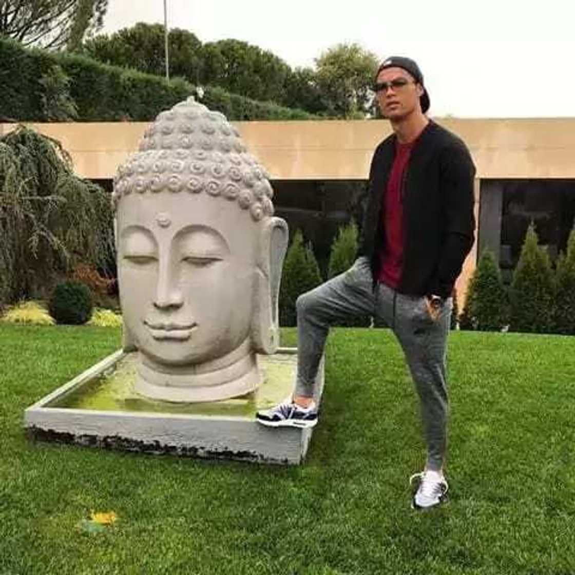 An caccaki Ronaldo saboda cin mutuncin addinin Buddha An caccaki Ronaldo saboda cin mutuncin addinin Buddha