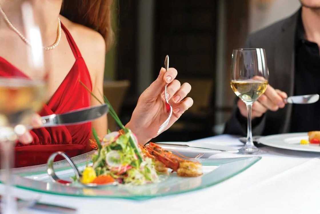 How to use cutlery when eating? How to use cutlery when eating?