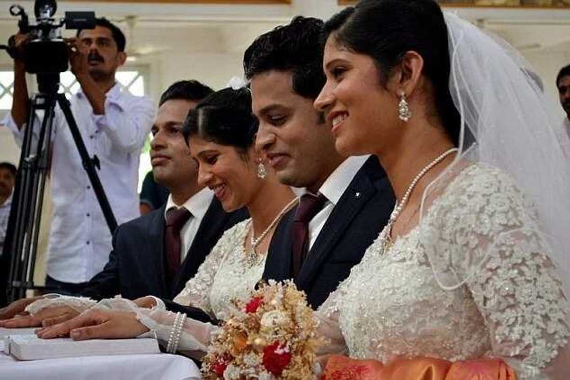 Amazing Wedding Photos Of Identical Twins Amazing Wedding Photos Of Identical Twins