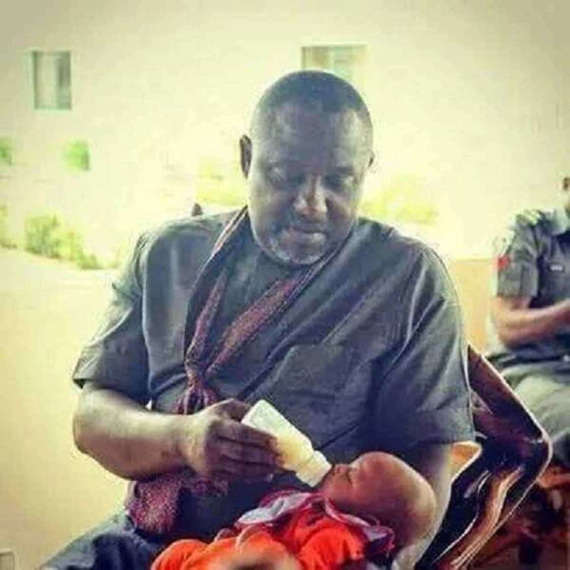 Abubuwan ban mamaki da yan siyasa keyi kafin zabe (hotuna) Abubuwan ban mamaki da yan siyasa keyi kafin zabe (hotuna)