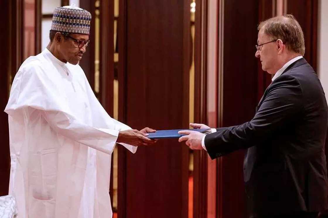 Buhari ya amshi sabbin jakadun kasashen Duniya 5 da suka turo Najeriya Buhari ya amshi sabbin jakadun kasashen Duniya 5 da suka turo Najeriya