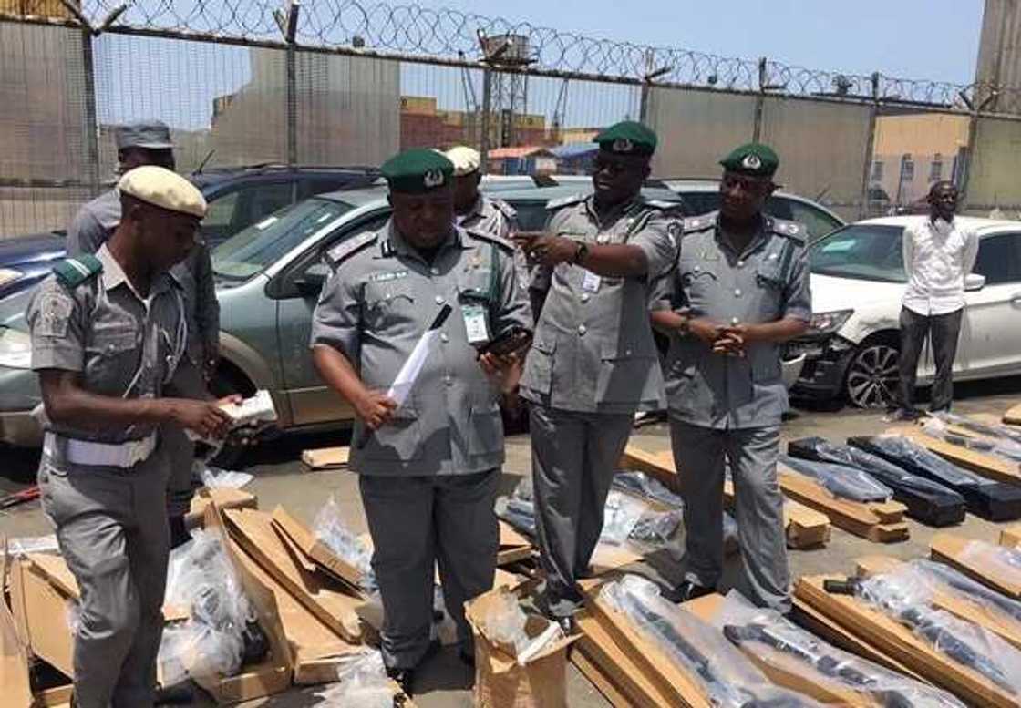 Hotunan bindigu 440 da aka kama a jihar Legas Hotunan bindigu 440 da aka kama a jihar Legas