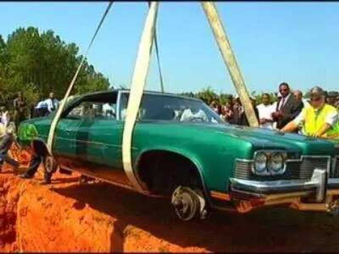 Elderly man buried in his beloved car (photos)