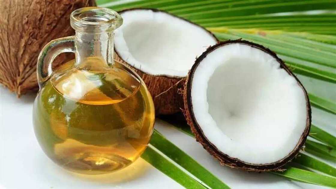 Man kwakwa (Coconut Oil) Man kwakwa (Coconut Oil)