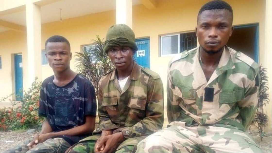 Police arrest 3 suspected kidnappers in army camouflage uniform (photo) Police arrest 3 suspected kidnappers in army camouflage uniform (photo)