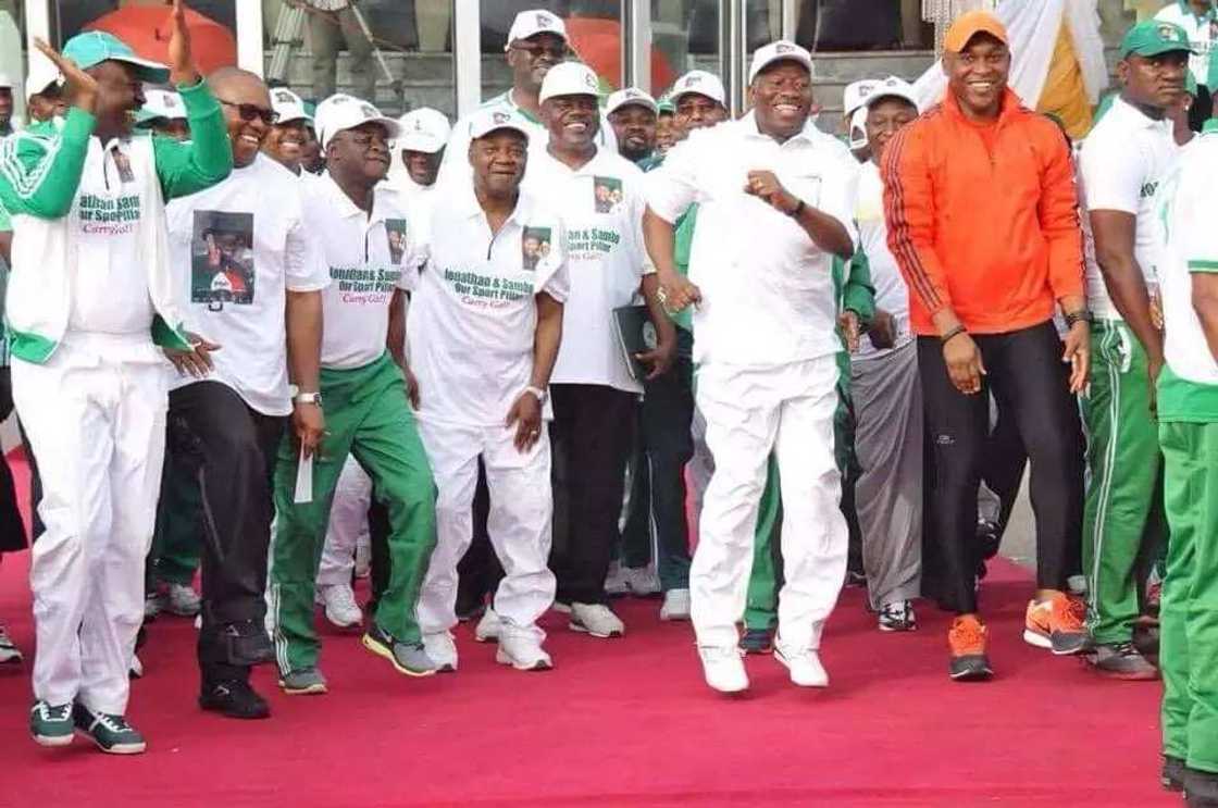 Yadda shugabannin Najeriya motsa jikinsu (hotuna) Yadda shugabannin Najeriya motsa jikinsu (hotuna)