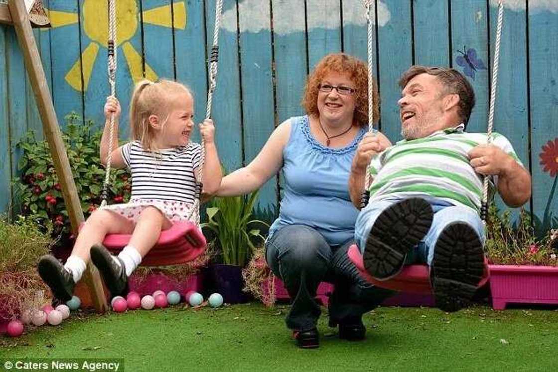 Dwarf Father Shares Special Bond With His 4-Yr-Old Daughter Dwarf Father Shares Special Bond With His 4-Yr-Old Daughter