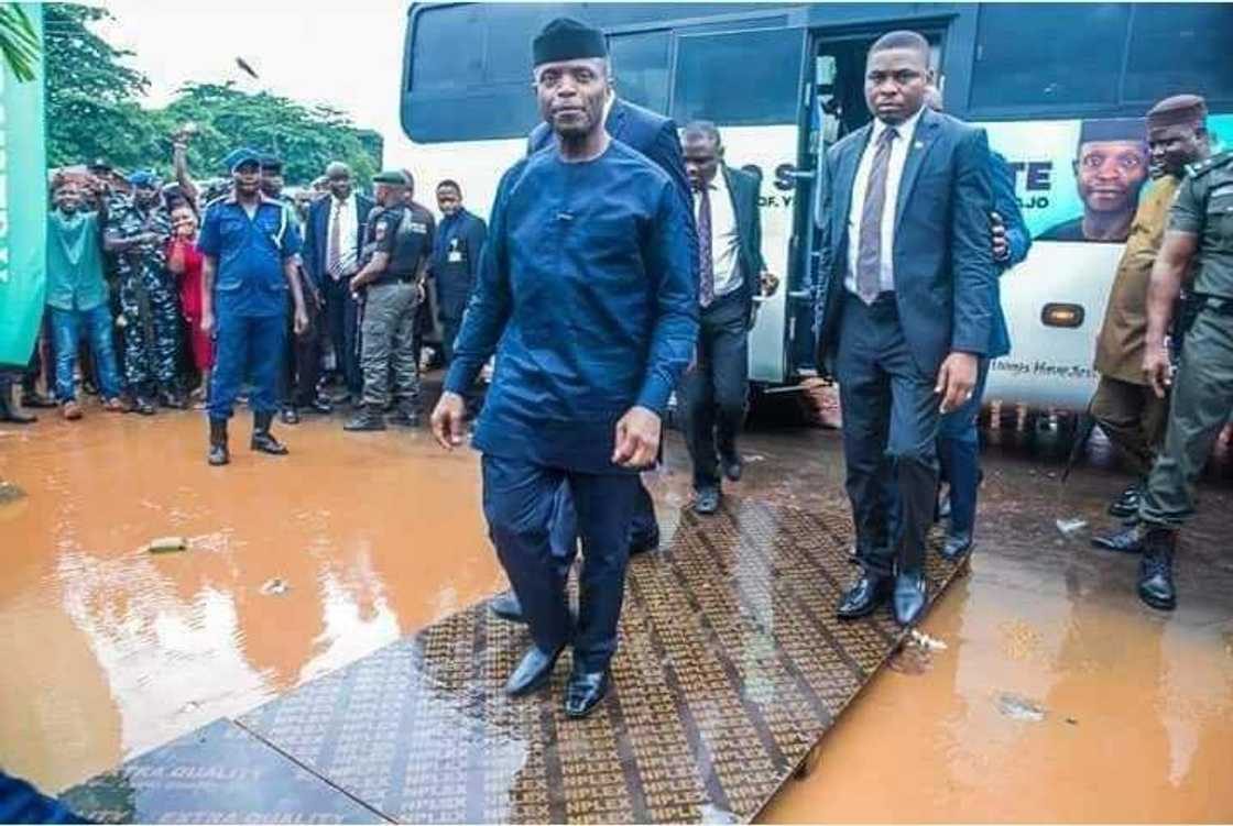 Mataimakin shugaban kasa yayin wata ziyarar jaje kan ambaliyar ruwa a jihar Bayelsa Mataimakin shugaban kasa yayin wata ziyarar jaje kan ambaliyar ruwa a jihar Bayelsa