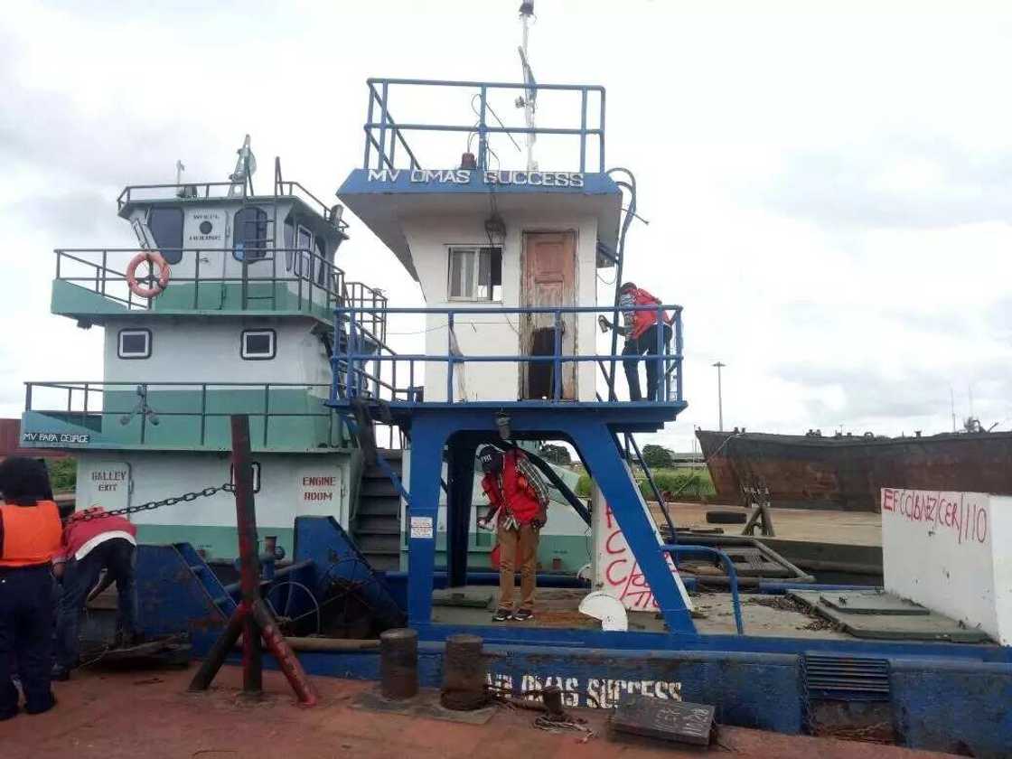 Oil bunkering: Nigerian Army hands over seized tugboat, barge to EFCC Oil bunkering: Nigerian Army hands over seized tugboat, barge to EFCC
