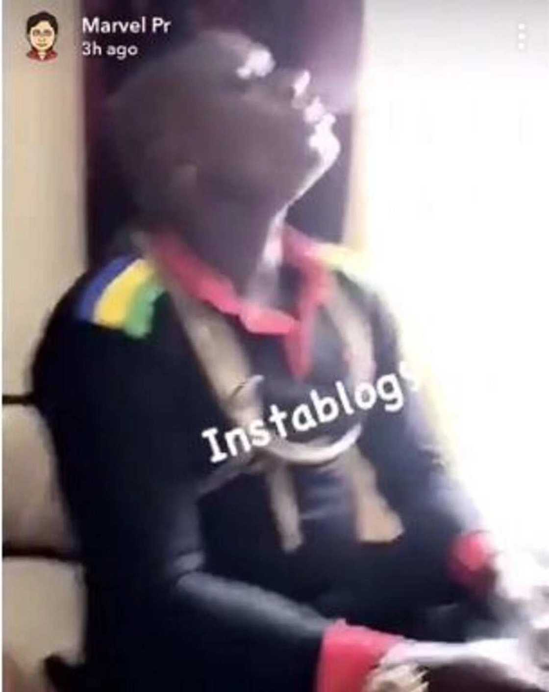 Mai dokar bacci: Kalli hotuna da Bidiyon wasu ‘Yan sandan SARS na shan wiwi da giya Mai dokar bacci: Kalli hotuna da Bidiyon wasu ‘Yan sandan SARS na shan wiwi da giya