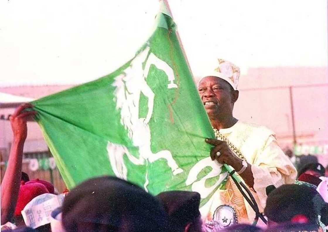 Gwamnonin APC biyu, na PDP uku da Sanatoci 35 zasu koma jam'iyyar SDP Gwamnonin APC biyu, na PDP uku da Sanatoci 35 zasu koma jam'iyyar SDP