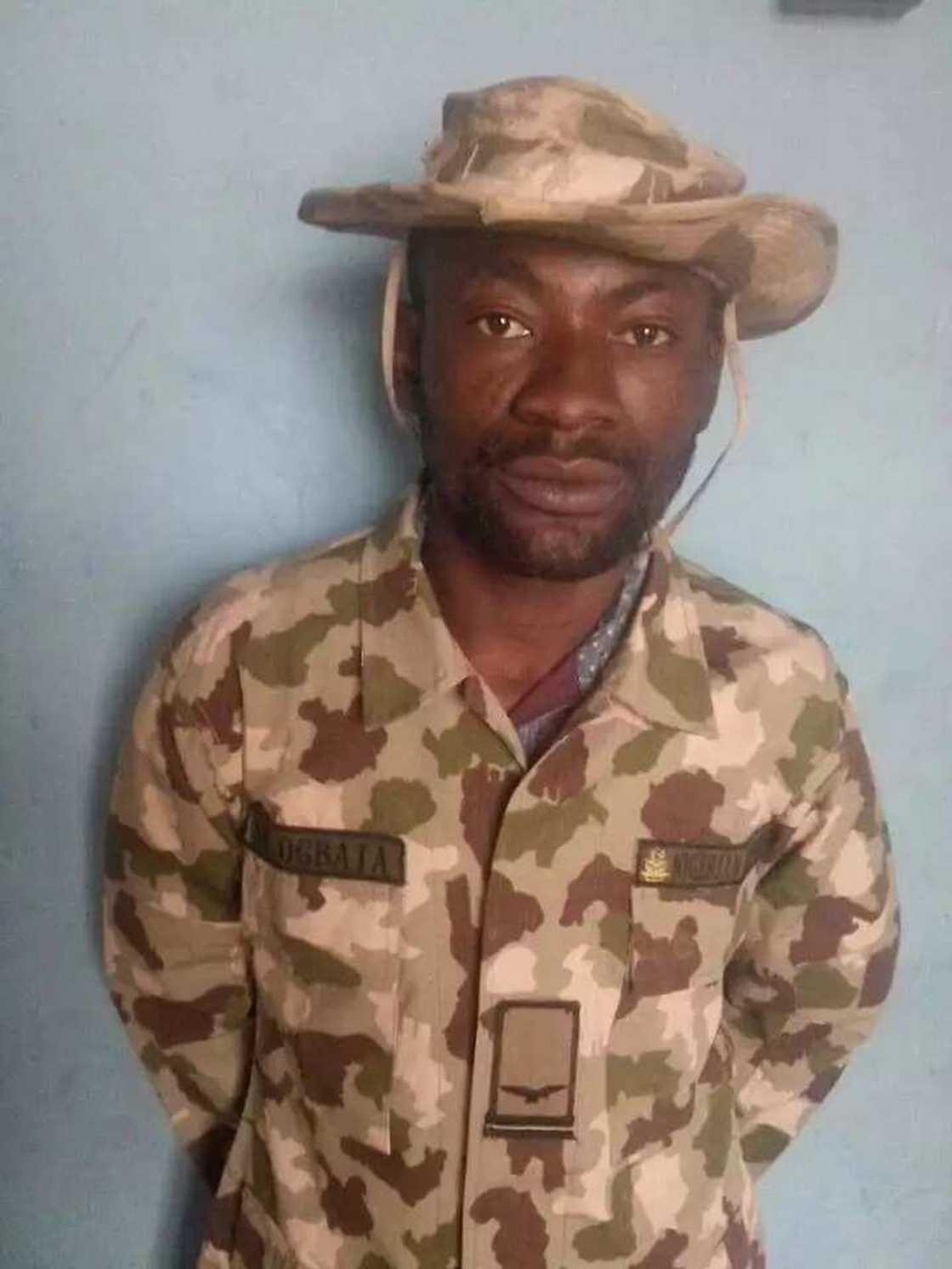 An kama wani Sojan sama na karya da ke yaudarar Jama'a An kama wani Sojan sama na karya da ke yaudarar Jama'a