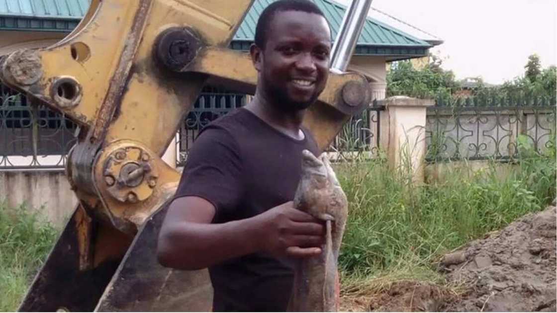 Wani mutumi dan Najeriya ya kama wata irin kifi yayin gina rami a Yenagoa (hoto) Wani mutumi dan Najeriya ya kama wata irin kifi yayin gina rami a Yenagoa (hoto)