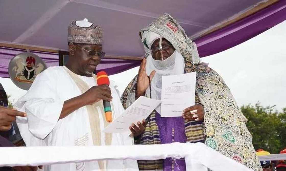 Keffi: Al-makura ya gabatar da sandan sarauta ga sabon sarkin Kefi Keffi: Al-makura ya gabatar da sandan sarauta ga sabon sarkin Kefi