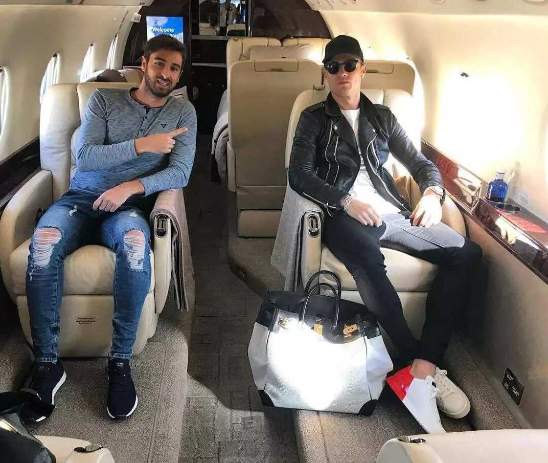 Duniya ta samu: Dubi hotunan Cristiano Ronaldo cikin katafaren jirgin sa na sama Duniya ta samu: Dubi hotunan Cristiano Ronaldo cikin katafaren jirgin sa na sama