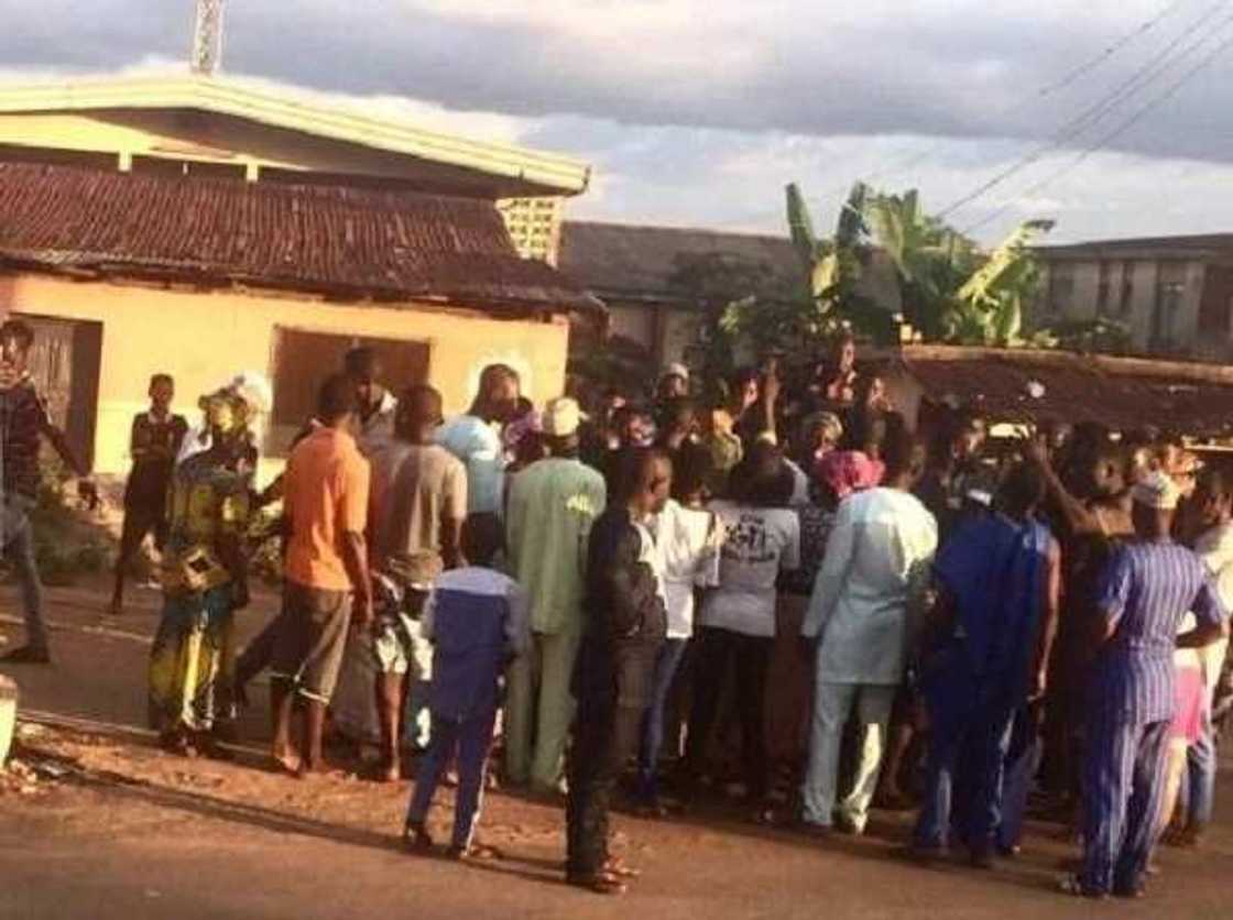 Yanzu-yanzu: Jama'a sun hana jami'ar PDP wucewa sai ta cika alkawarinta na sallamarsusu Yanzu-yanzu: Jama'a sun hana jami'ar PDP wucewa sai ta cika alkawarinta na sallamarsusu