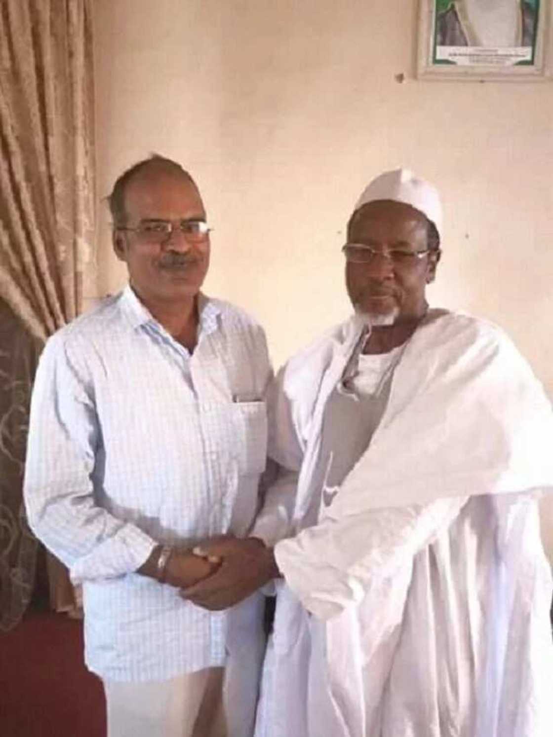 Goron juma’a: Wani Fitaccen farfesa dan kasar Indiya ya karɓi Musulunci daga wajen Wazirin Sakkawato Goron juma’a: Wani Fitaccen farfesa dan kasar Indiya ya karɓi Musulunci daga wajen Wazirin Sakkawato