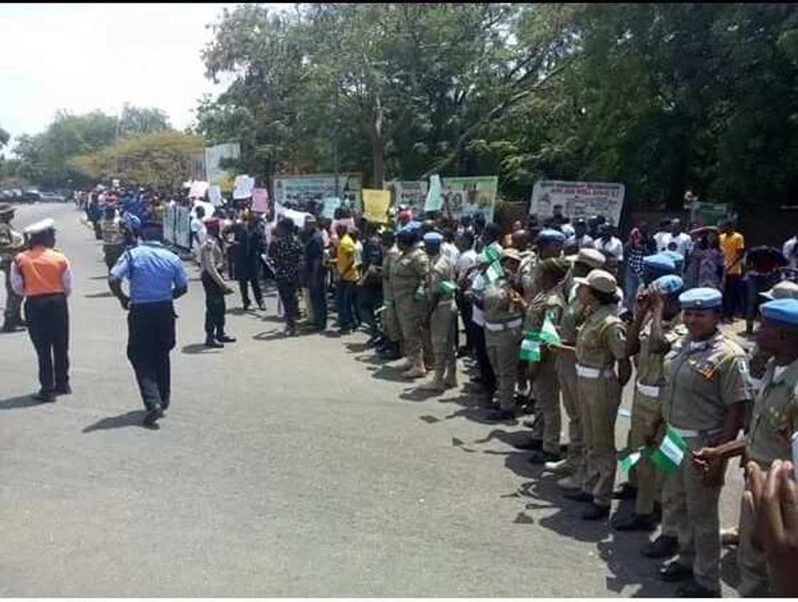 Jirwaye mai kamar wanka: Duba hotunan tarbar da 'yan Peace corps su ka yiwa Buhari a Benuwe Jirwaye mai kamar wanka: Duba hotunan tarbar da 'yan Peace corps su ka yiwa Buhari a Benuwe