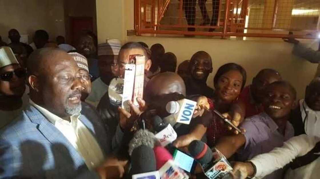 A shirya nake inyi zaman Kurkuku – Inji wani Sanata da ya siya Makilin, Aswaki, Soso da Sabulu a Kotu A shirya nake inyi zaman Kurkuku – Inji wani Sanata da ya siya Makilin, Aswaki, Soso da Sabulu a Kotu