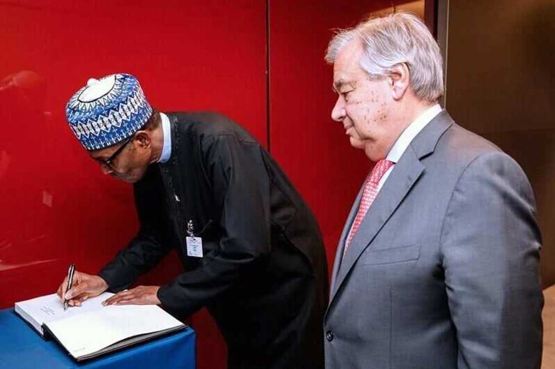 Shugaban kasa Buhari na sanya hannu kan kundin bakin da suka ziyarci Mr Antonio Gutteres Shugaban kasa Buhari na sanya hannu kan kundin bakin da suka ziyarci Mr Antonio Gutteres